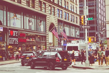 New York - 2 Eylül 2018: Manhattan New York şehir sokak Road'da yaz saati, çok araba, sarı taksiler ve çalışmak için meşgul insanlar yürümek.