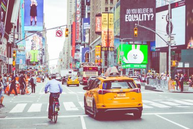New York - 2 Eylül 2018: Sarı taksi Times Meydanı'ndan neon sanat ve ticaret yoğun turist kesişimi hızlandırır ve New York City, Amerika Birleşik Devletleri ikonik bir sokak