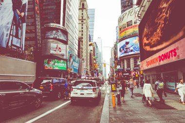 New York City, Amerika Birleşik Devletleri - 16 Eylül 2018: Times Meydanı, bir meşgul turist kavşak neon sanat ve ticaret ve New York City ve Amerika ikonik bir sokak.