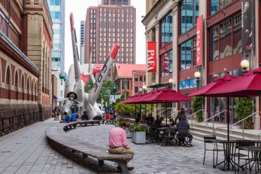 Philadelphia - ABD - 19 Eylül 2018: Sanatsal uçak sanat District. Seçme turistik Philadelphia'da yaz anda yerleştirir..
