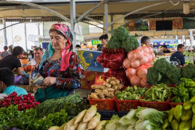 Taşkent, Özbekistan - 22 Ağustos 2018: Taşkent, Özbekistan'ın Chorsu Bazaarı insanlara.