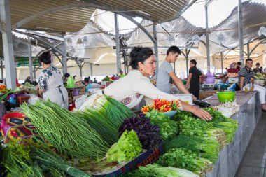 Taşkent, Özbekistan - 22 Ağustos 2018: Taşkent, Özbekistan'ın Chorsu Bazaarı insanlara.