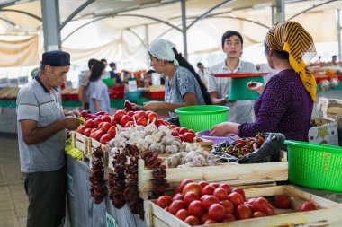 Taşkent, Özbekistan - 22 Ağustos 2018: Taşkent, Özbekistan'ın Chorsu Bazaarı insanlara.
