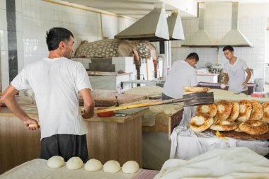 Taşkent, Özbekistan - 22 Ağustos 2018: geleneksel Özbekistan ekmek özbek insanlar.