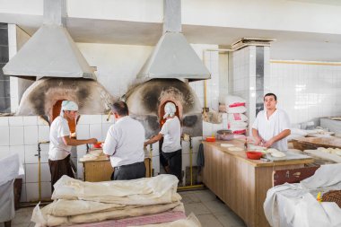 Taşkent, Özbekistan - 22 Ağustos 2018: geleneksel Özbekistan ekmek özbek insanlar.
