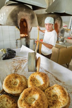 Taşkent, Özbekistan - 22 Ağustos 2018: geleneksel Özbekistan ekmek özbek insanlar.