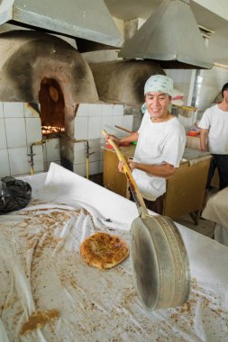 Taşkent, Özbekistan - 22 Ağustos 2018: geleneksel Özbekistan ekmek özbek insanlar.