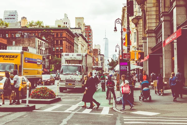 New York - 2 Eylül 2018: Manhattan New York şehir sokak Road'da yaz saati, çok araba, sarı taksiler ve çalışmak için meşgul insanlar yürümek.