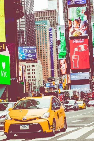 ニューヨーク 2018 イエローキャブ ネオン芸術と商業の忙しい観光の交差点タイムズスクエアを駆け抜ける ニューヨーク市 アメリカの象徴的な通り — ストック写真