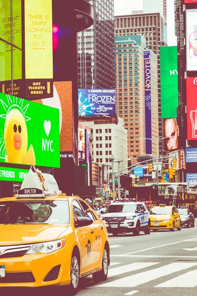 Nova Iorque Setembro 2018 Cabina Amarela Acelera Através Times Square — Fotografia de Stock