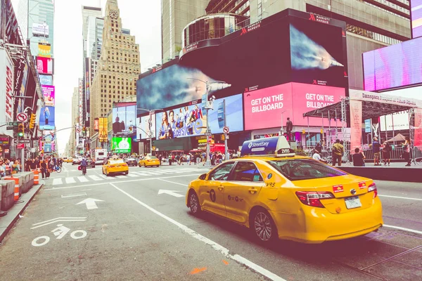 New York September 2018 Yellow Cab Versnelt Door Times Square — Stockfoto