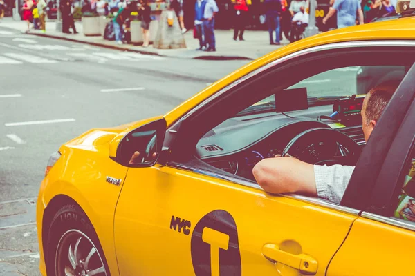 Νέα Υόρκη Σεπτεμβρίου 2018 Κίτρινο Αμάξι Ταχύτητες Μέσω Της Times — Φωτογραφία Αρχείου