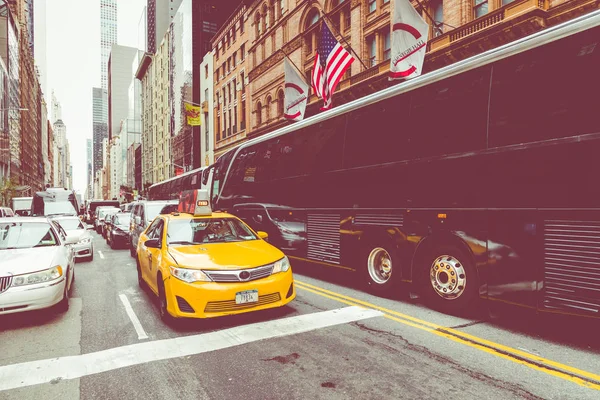ニューヨーク 2018 イエローキャブ ネオン芸術と商業の忙しい観光の交差点タイムズスクエアを駆け抜ける ニューヨーク市 アメリカの象徴的な通り — ストック写真