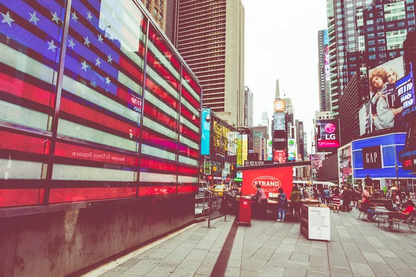 タイムズ スクエア ネオン芸術と商業の忙しい観光交差点し ニューヨーク市とアメリカの象徴的な通りは ニューヨーク市 2018 — ストック写真