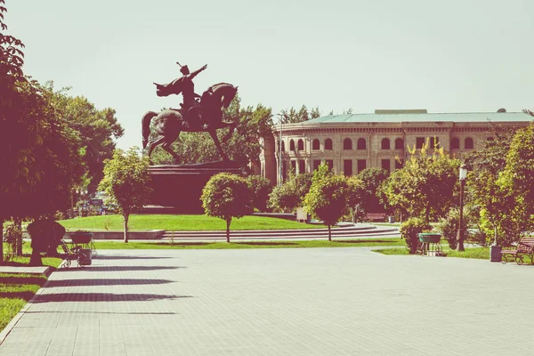 Tashkent Uzbekistán Agosto 2018 Monumento Héroe Nacional Uzbeko Amir Temur —  Fotos de Stock