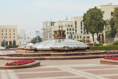 Minsk, Beyaz Rusya - 12 Eylül 2018: Bağımsızlık Meydanı Minsk'te. Sabah zamanında ünlü Bağımsızlık Meydanı.
