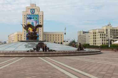 Minsk, Beyaz Rusya - 12 Eylül 2018: Bağımsızlık Meydanı Minsk'te. Sabah zamanında ünlü Bağımsızlık Meydanı.