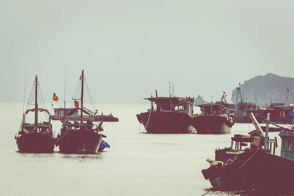 漂浮的渔村和渔船在猫巴岛 东南亚 联合国教科文组织世界遗产 — 图库照片
