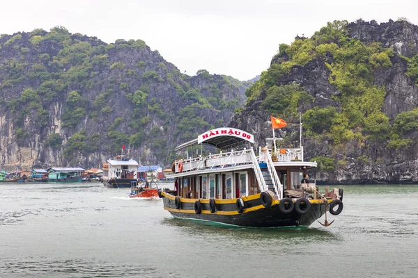 Halong Bay Vietnam Patrimonio Mondiale Dell Unesco Barche Turistiche Tradizionali — Foto Stock