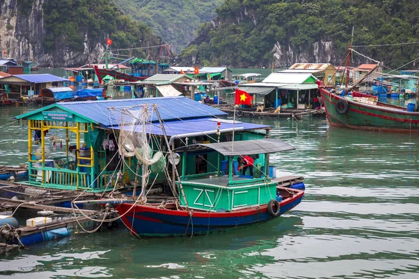 Villaggio Pescatori Galleggianti Barche Pesca Cat Island Vietnam Sud Est — Foto Stock