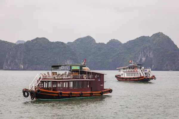 Halong Bay Vietnam Unesco Weltkulturerbe Traditionelle Touristenboote — Stockfoto