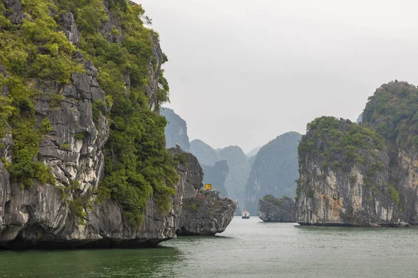 Halong Bay Vietnam Unesco World Heritage Site Traditionele Toeristische Boten — Stockfoto