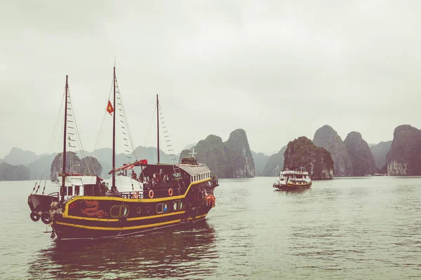 Bahía Halong Vietnam Unesco Patrimonio Humanidad Barcos Turísticos Tradicionales — Foto de Stock