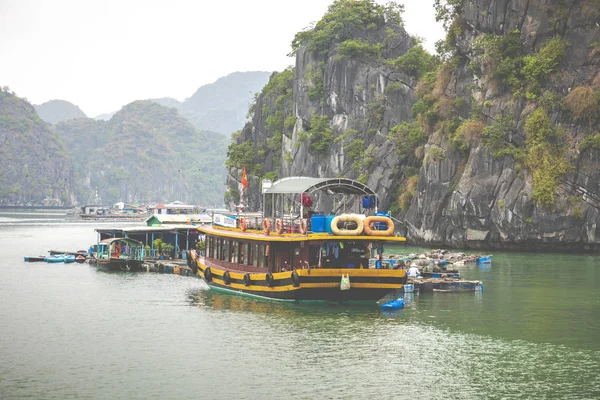 Bahía Halong Vietnam Unesco Patrimonio Humanidad Barcos Turísticos Tradicionales —  Fotos de Stock