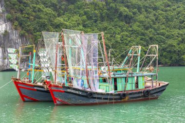 Halong Bay, Vietnam. UNESCO Dünya Mirası. Geleneksel balıkçı tekneleri. Kayan Köyü.