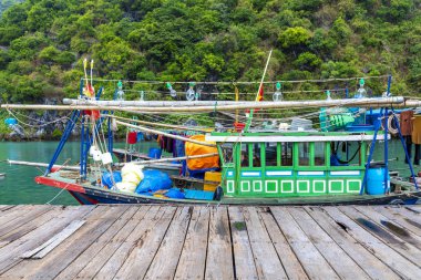 Halong Bay, Vietnam. UNESCO Dünya Mirası. Geleneksel balıkçı tekneleri. Kayan Köyü.