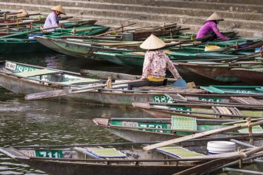 Tam Coc, Vietnam - 15 Kasım 2018: kürek Hoa Lu - Tam Coc, antik kenti, Vietnam, yolcular için bekleyen tekne.