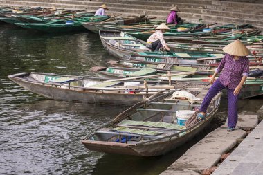 Tam Coc, Vietnam - 15 Kasım 2018: kürek Hoa Lu - Tam Coc, antik kenti, Vietnam, yolcular için bekleyen tekne.