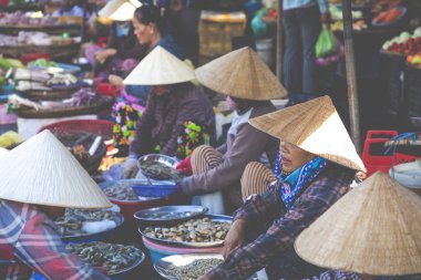 Pazarcı Vietnam yerel piyasada. Renk tonu, Vientam geleneksel gıda pazarında.