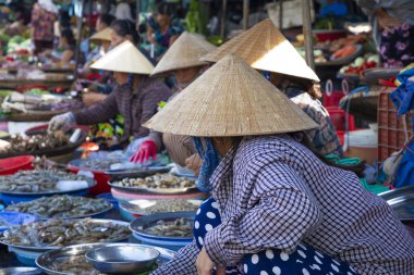 Pazarcı Vietnam yerel piyasada. Renk tonu, Vientam geleneksel gıda pazarında.