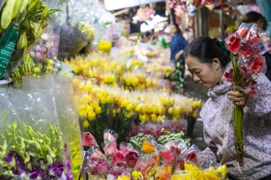 Hue, Vietnam - Kasım 19,2018: Vietnam yerel pazardaki satıcılar. Geleneksel bir pazarın üzerinde taze çiçekler.