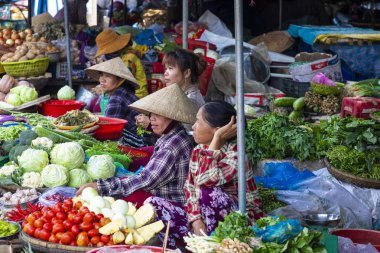 Hue, Vietnam - Kasım 19,2018: Vietnam yerel pazardaki satıcılar. Renk tonu, Vientam geleneksel gıda pazarında.