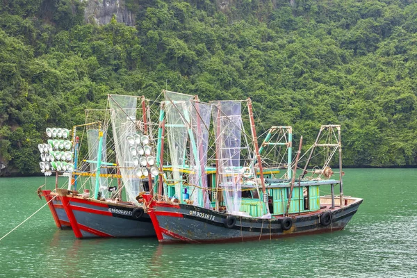 Халонг Бей Єтнам Всесвітньої Спадщини Юнеско Традиційні Рибальські Човни Плаваючі — стокове фото