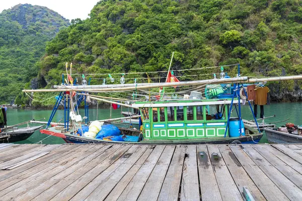 Halong 베트남 유네스코 사이트입니다 전통적인 보트입니다 — 스톡 사진