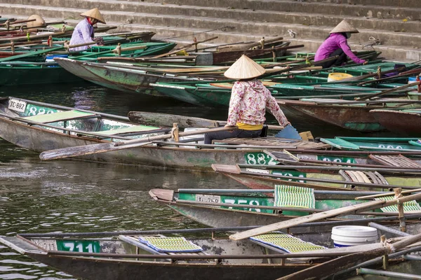 Tam Coc Vietnam November 2018 Rowing Boat Waiting Passengers Hoa — Stock Photo, Image