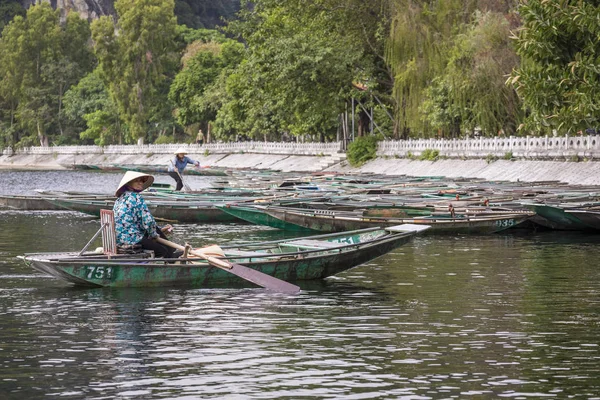 Tam Coc Vietnam Novembre 2018 Bateau Rames Attendant Les Passagers — Photo