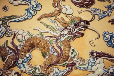 Ejderha ayrıntılı bir görünümünü Kalesi Imperial şehri ile mor Yasak Şehir Hue, Vietnam için.