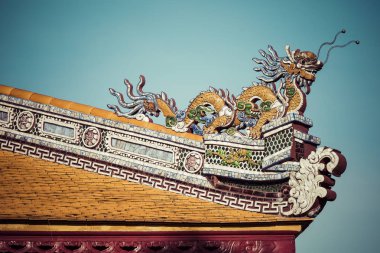 Ejderha ayrıntılı bir görünümünü Kalesi Imperial şehri ile mor Yasak Şehir Hue, Vietnam için.
