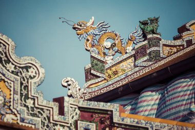 Ejderha ayrıntılı bir görünümünü Kalesi Imperial şehri ile mor Yasak Şehir Hue, Vietnam için.