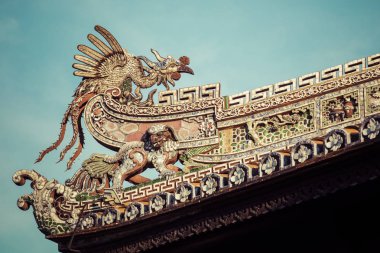 Ejderha ayrıntılı bir görünümünü Kalesi Imperial şehri ile mor Yasak Şehir Hue, Vietnam için.