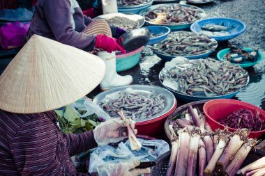 Pazarcı Vietnam yerel piyasada. Renk tonu, Vientam geleneksel gıda pazarında.