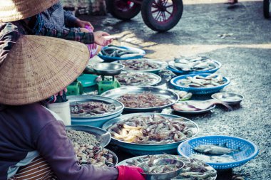 Pazarcı Vietnam yerel piyasada. Renk tonu, Vientam geleneksel gıda pazarında.