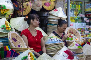 Hue, yerel pazar yapılan geleneksel bambu şapka. Souvernir Vietnam.