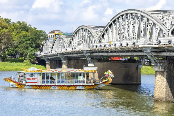 越南色调香水河上的传统龙舟 — 图库照片