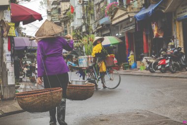 Hai Phong, Vietnam - 12 Kasım 2018: İnsanlar meşgul sabah Hai Phong, Vietnam sokak. 