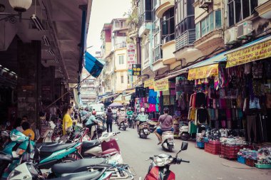 Hanoi, Vietnam - 16 Kasım 2018: Taze sebze ve meyveler Hanoi, Vietnam için geleneksel sokak pazarında.